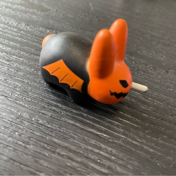 Kidrobot Frank Kozik Vinyl Smorking Labbit Figures - Picture 5 of 11